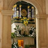 Za wejściem z łukiem widać jasny postument zdobiony, z wejściem do oświetlonego grobu Bożego. Postument zdobiony w romby i obłożony wiązankami kwiatów. Na górze dwa filary, między nimi okrągły obraz Chrystusa Zmartwychwstałego.