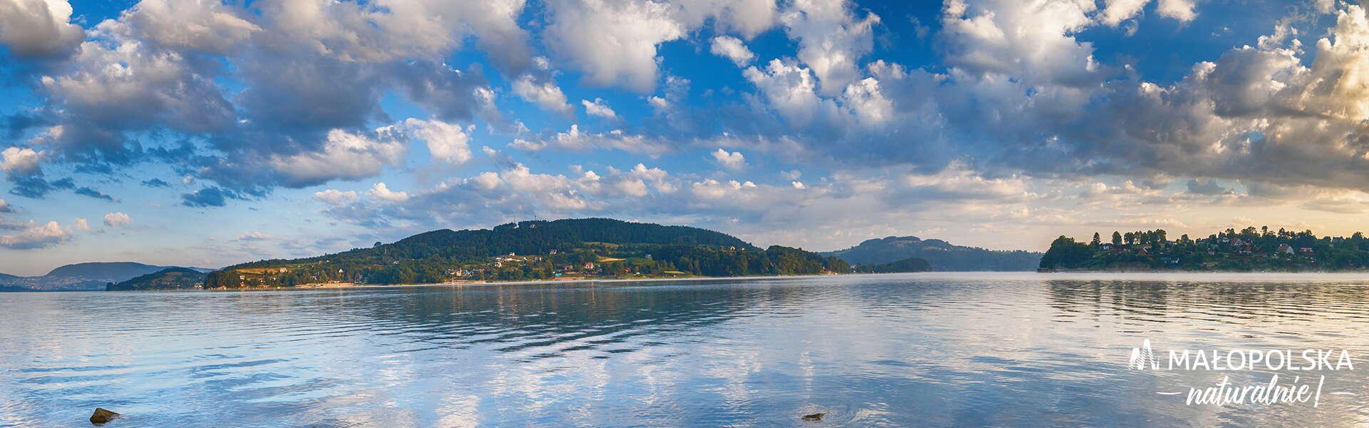 Jezioro Rożnowskie - zbliżenie na taflę wody, w tle otaczające pagórki