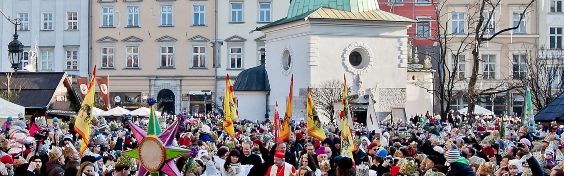 Tłum ludzi podczas procesji na rynku w Krakowie