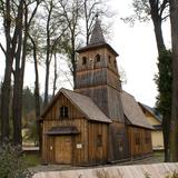 Kościół z drewna widziany z boku.
