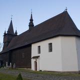Murowano-drewniany kościół z dwoma wieżami.