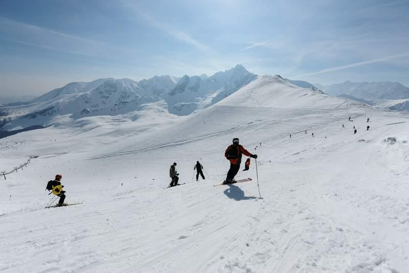Ludzie na stoku narciarskim