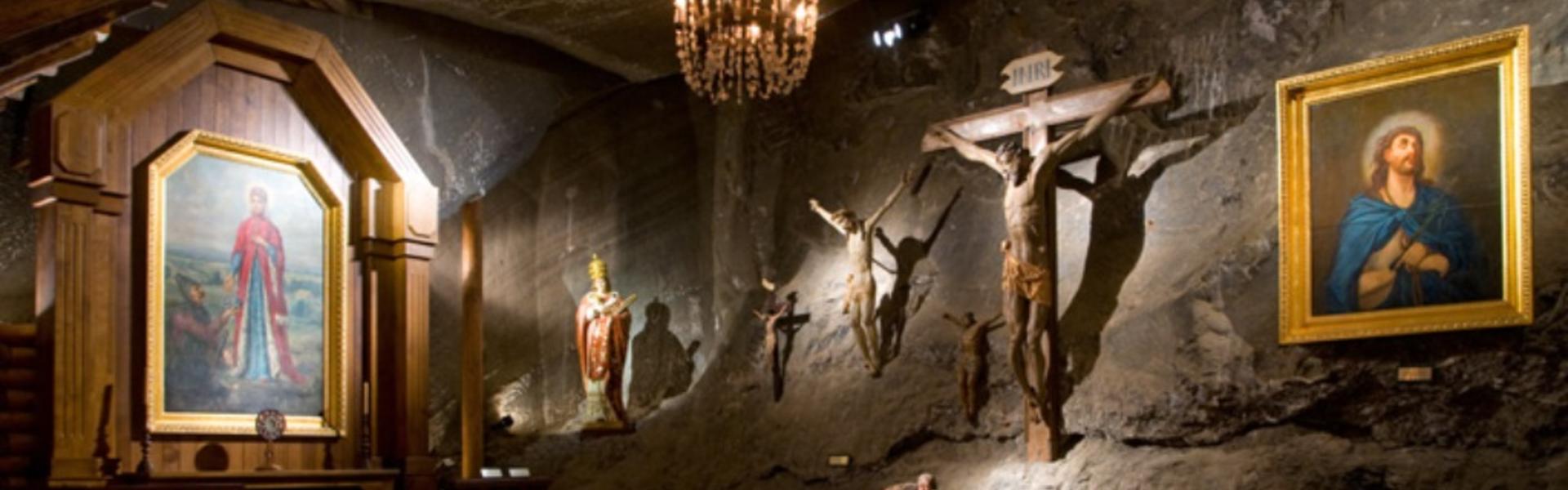 Kaplica z obrazami i krzyżami w kopalni soli.