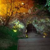 oświetlone wejście do jaskini Smocza Jama.