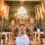 Wnętrze cerkwi, ikonostas i ławki
