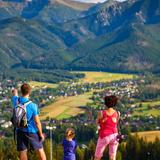 Rodzina oglądająca Tatry z Gubałówki.