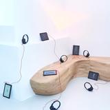 Instalacja ze współczesnymi urządzeniami elektronicznymi, słuchawki, tablety.