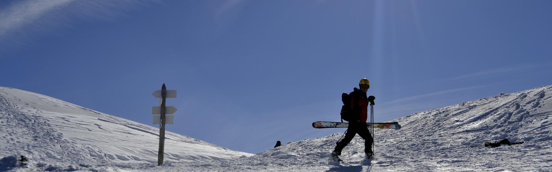 kolaż dwóch zdjęć - turysta na szlaku i zimowy krajobraz gór