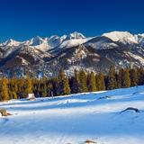 Górska polana z widokiem na Tatry zimą