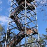 stalowa konstrukcja wieży widokowej Szpilówka z drewnianymi schodami