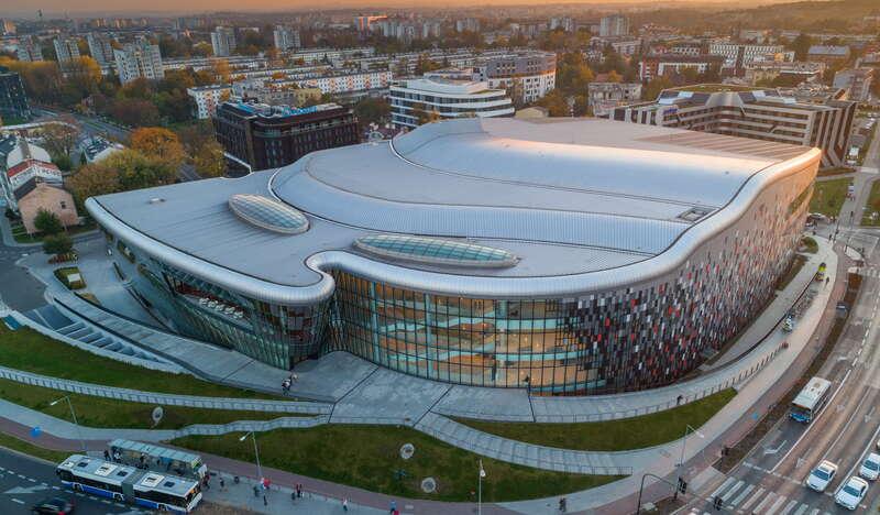 Nowoczesny budynek centrum konferencyjnego ICE Kraków widziany z lotu ptaka