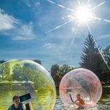 Bawiące się dzieci podczas letniego południa w Parku Jordana w Krakowie