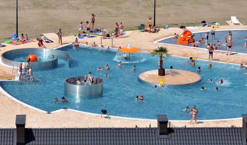 Ludzie kąpiący się w basenie na wolnym powietrzu