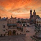 Rynek i Sukiennice w Krakowie o zachodzie słońca.