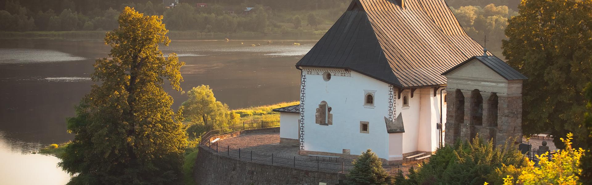 Eine kleine Kirche, weiß gestrichen vor dem Wasser des Sees