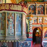 Ambona podwieszana w cerkwi z wizerunkami świętych. W tle ikonostas bogato zdobiony.