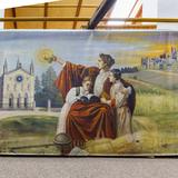 Obraz przedstawiający kobietę z dwójką dzieci. Za nimi po lewej stronie kościół, po prawej miasto na wzgórzu.