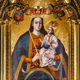 Obraz Matki Boskiej z Dzieciątkiem w złotej ramie.