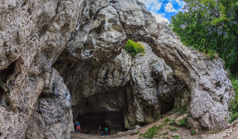 Wejście do jaskini - duży otwór w skale.