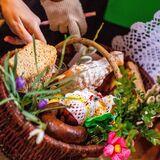 Bild: Traditioneller Osterkorb und Bräuche am Karsamstag