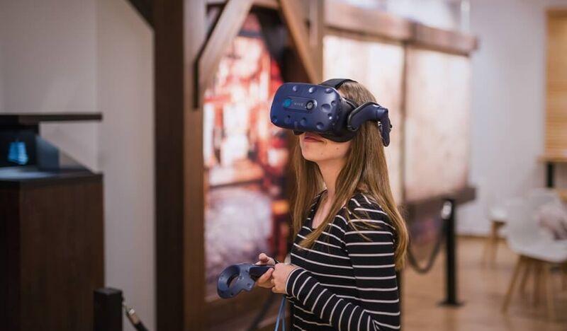 Dziewczyna w goglach i z kontrolerem ruchu VR