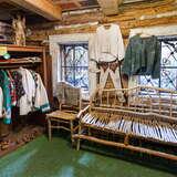 Góralskie ubrania wiszące przy ścianie i w otwartej szafie