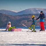 Nauka jazdy na nartach i snowboardzie na stacji narciarskiej Słotwiny Arena w słoneczny zimowy dzień