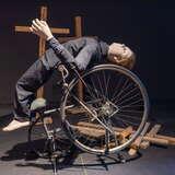 Instalacja Tadeusza Kantora, człowiek wygięty na plecach na kole od roweru