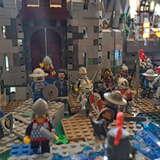rycerze z klocków LEGO stojący przy zamku z klocków