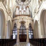 Wnętrze kościoła. Widok na wejście i chór z organami na górze.