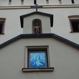 Obraz Madonny nad wejściem do klasztoru.