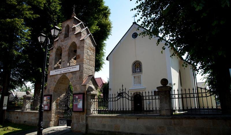 Murowany kościół i dzwonnica bramna widziane z zewnątrz.